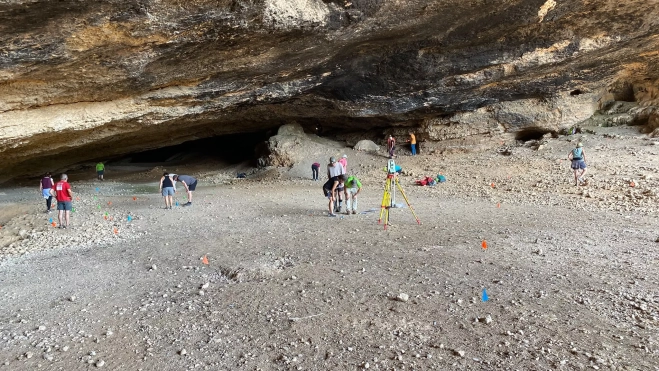 Jornada en la Cueva de Chaves para recoger los últimos restos encontrados este verano. Jornada en la Cueva de Chaves para recoger los últimos restos encontrados este verano.