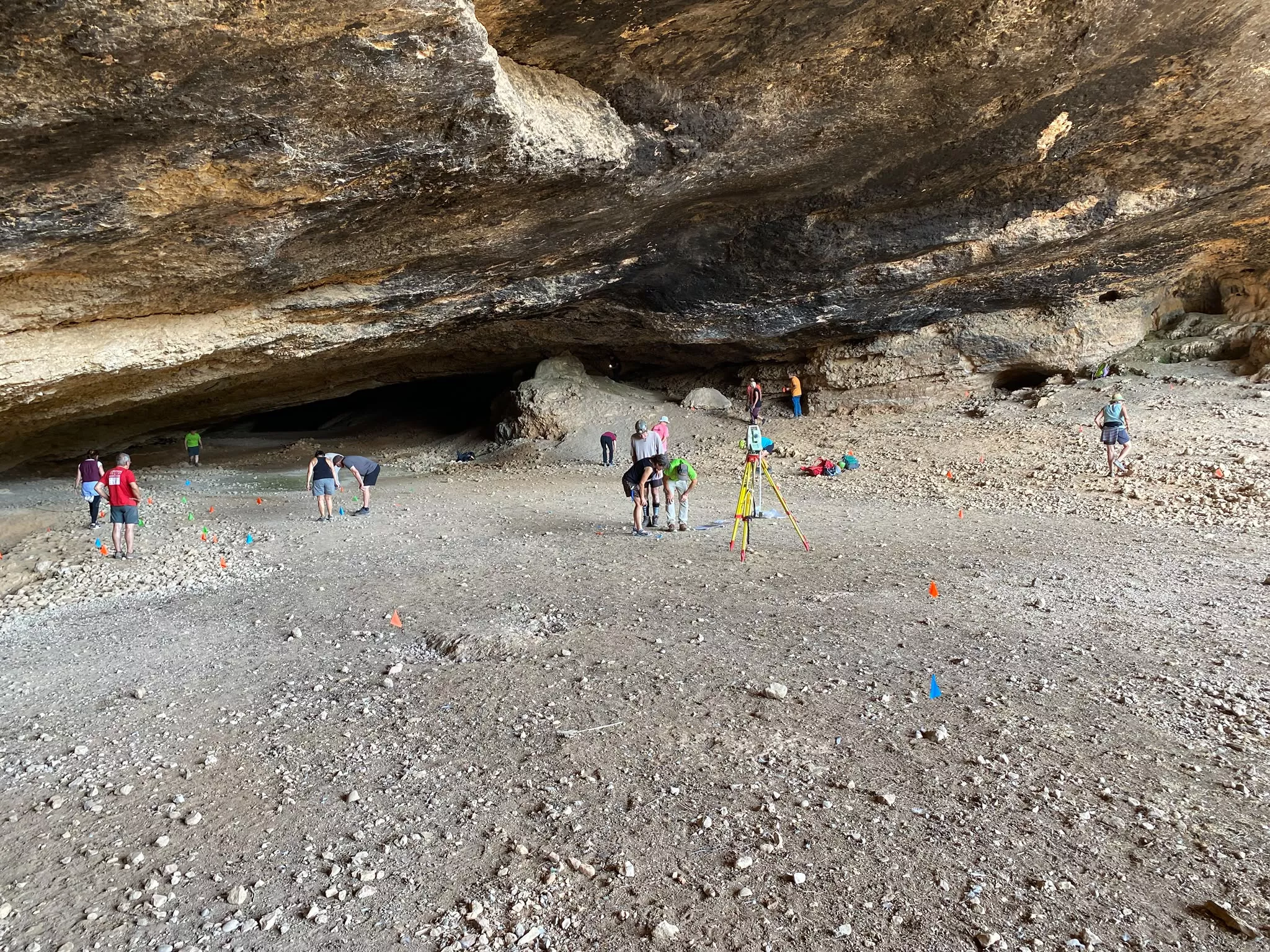Jornada en la Cueva de Chaves para recoger los últimos restos encontrados este verano.