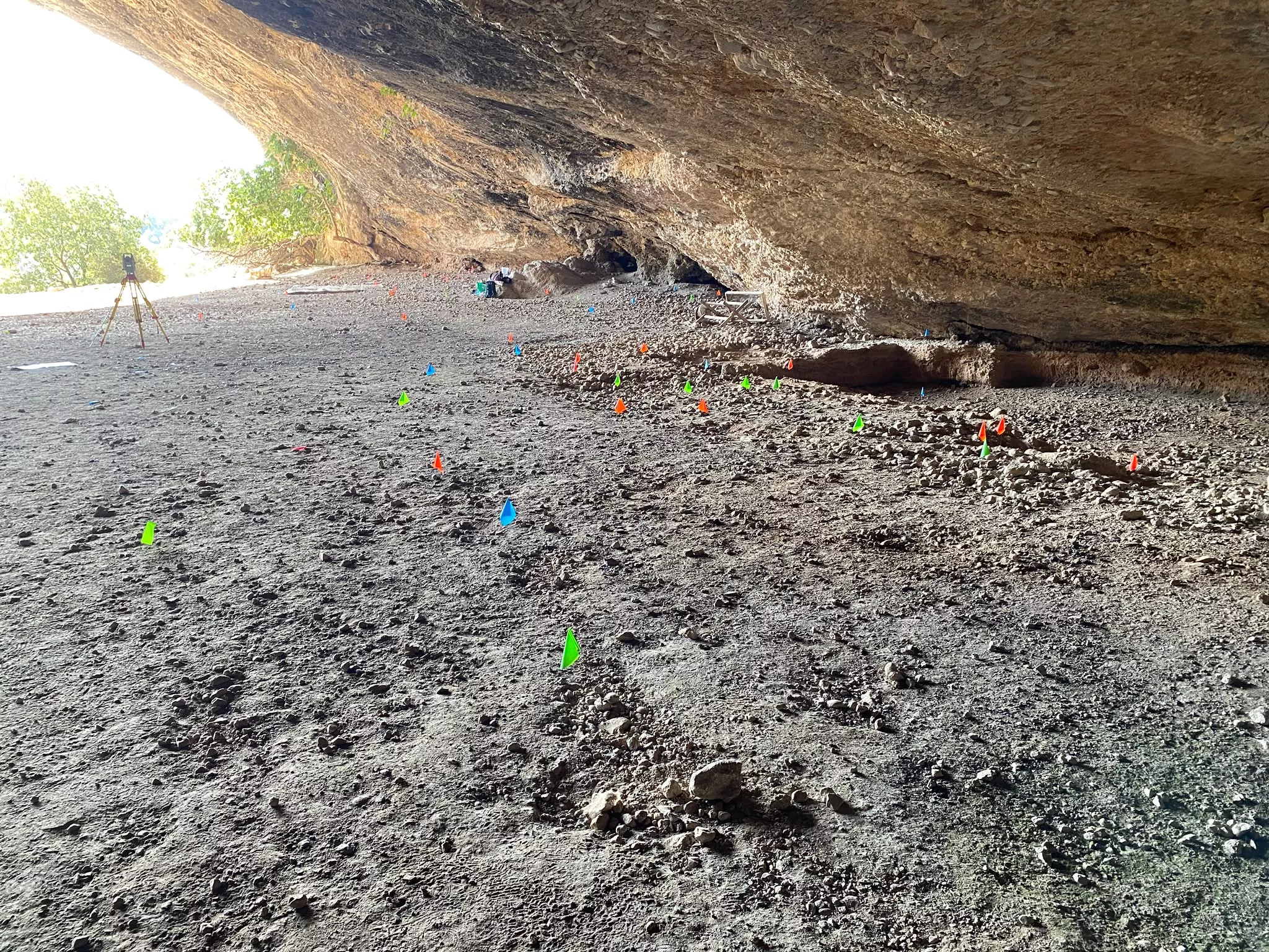 Jornada en la Cueva de Chaves para recoger los últimos restos encontrados este verano.