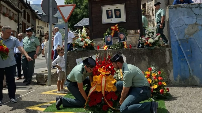 Dos guardias civiles depositan flores ante el monolito que recuerda en Sallent a Irene y José Ángel. Dos guardias civiles depositan flores ante el monolito que recuerda en Sallent a Irene y José Ángel.