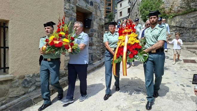 Recorrido hacia el monolito para depositar las flores. Recorrido hacia el monolito para depositar las flores.