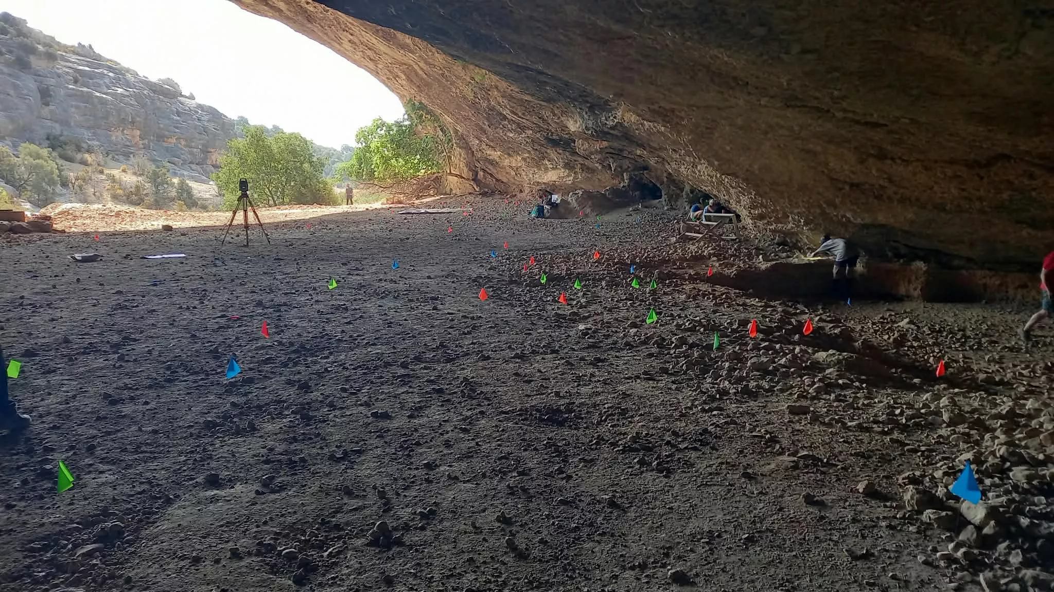 Jornada en la Cueva de Chaves para recoger los últimos restos encontrados este verano. Foto A. Mora