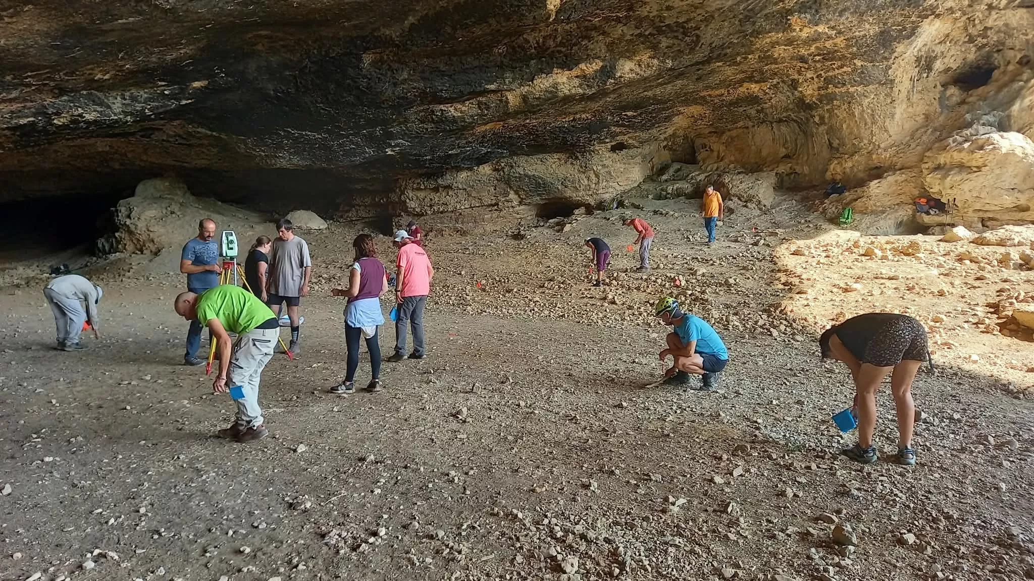 Jornada en la Cueva de Chaves para recoger los últimos restos encontrados este verano. Foto A. Mora