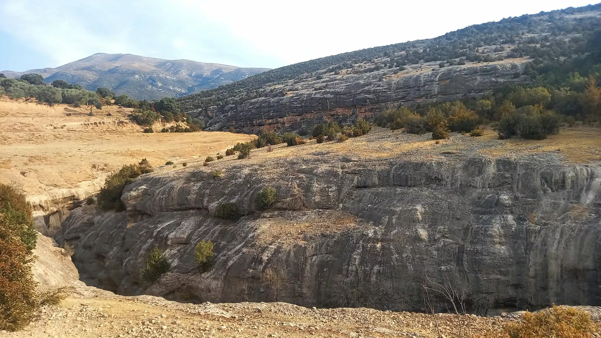 Jornada en la Cueva de Chaves para recoger los últimos restos encontrados este verano. Foto A. Mora