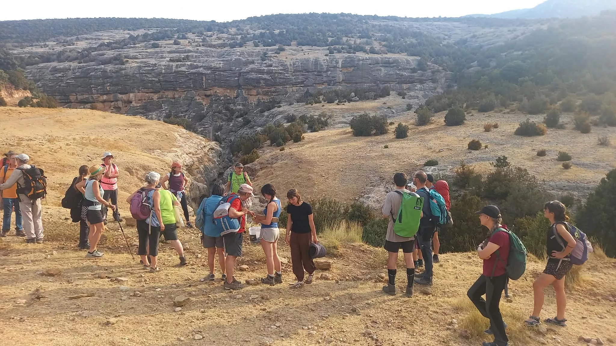 Jornada en la Cueva de Chaves para recoger los últimos restos encontrados este verano. Foto A. Mora