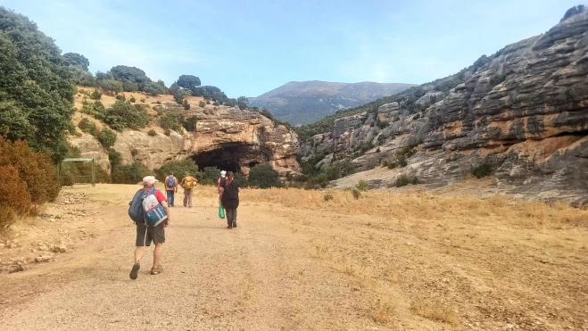 Jornada en la Cueva de Chaves para recoger los últimos restos encontrados este verano. Foto A. Mora Jornada en la Cueva de Chaves para recoger los últimos restos encontrados este verano. Foto A. Mora