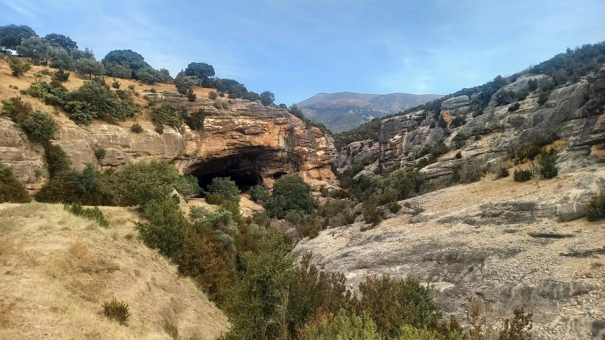 Jornada en la Cueva de Chaves para recoger los últimos restos encontrados este verano. Foto A. Mora