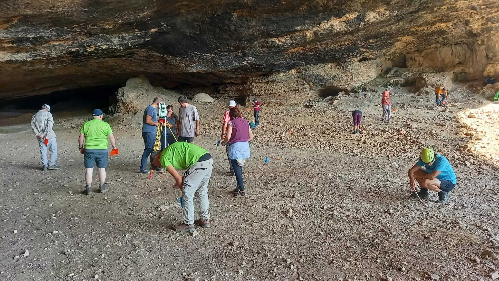 Jornada en la Cueva de Chaves para recoger los últimos restos encontrados este verano. Foto A. Mora