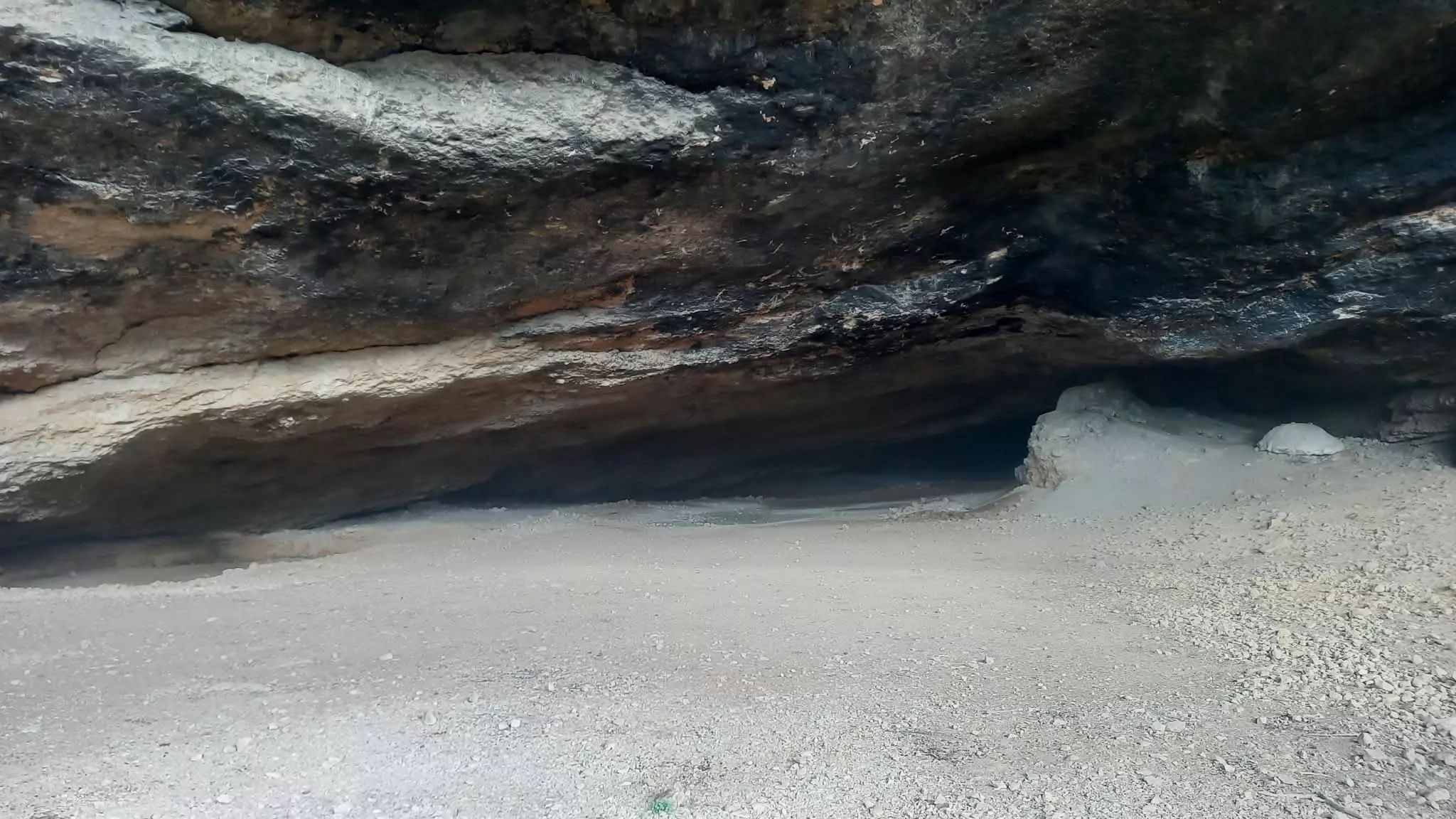 Jornada en la Cueva de Chaves para recoger los últimos restos encontrados este verano. Foto A. Mora