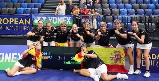 El equipo español tras ganar a Suiza. Foto: FESBA