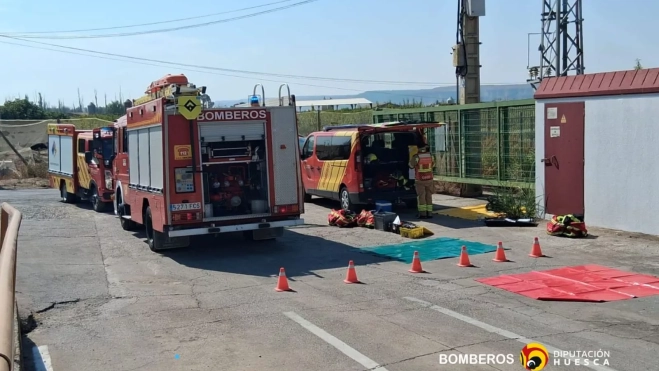 Dotaciones de bomberos desplegadas en la cooperativa de Osso de Cinca por acumulación de amoniaco. Dotaciones de bomberos desplegadas en la cooperativa de Osso de Cinca por acumulación de amoniaco.