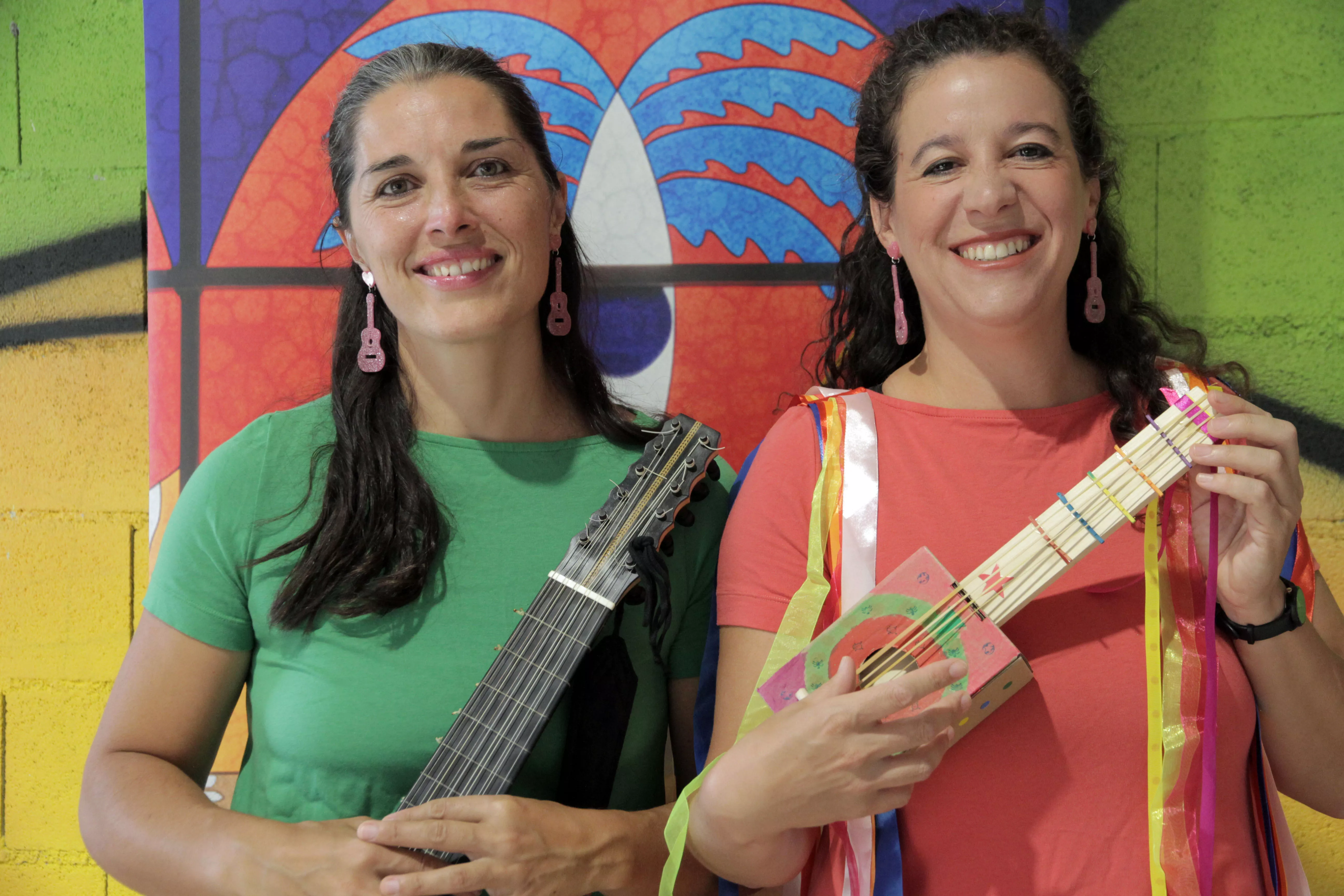 Èlia Casanova y Belisana Ruiz, de La Tendresa, realizaron un taller de vihuela.