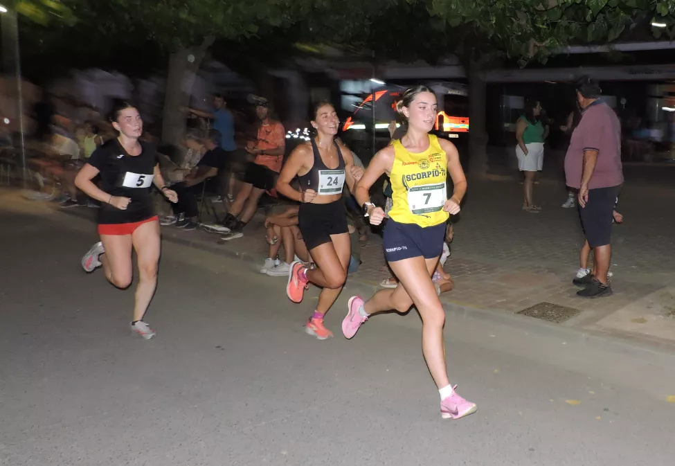 11 Grupo femenino disputando una prima
