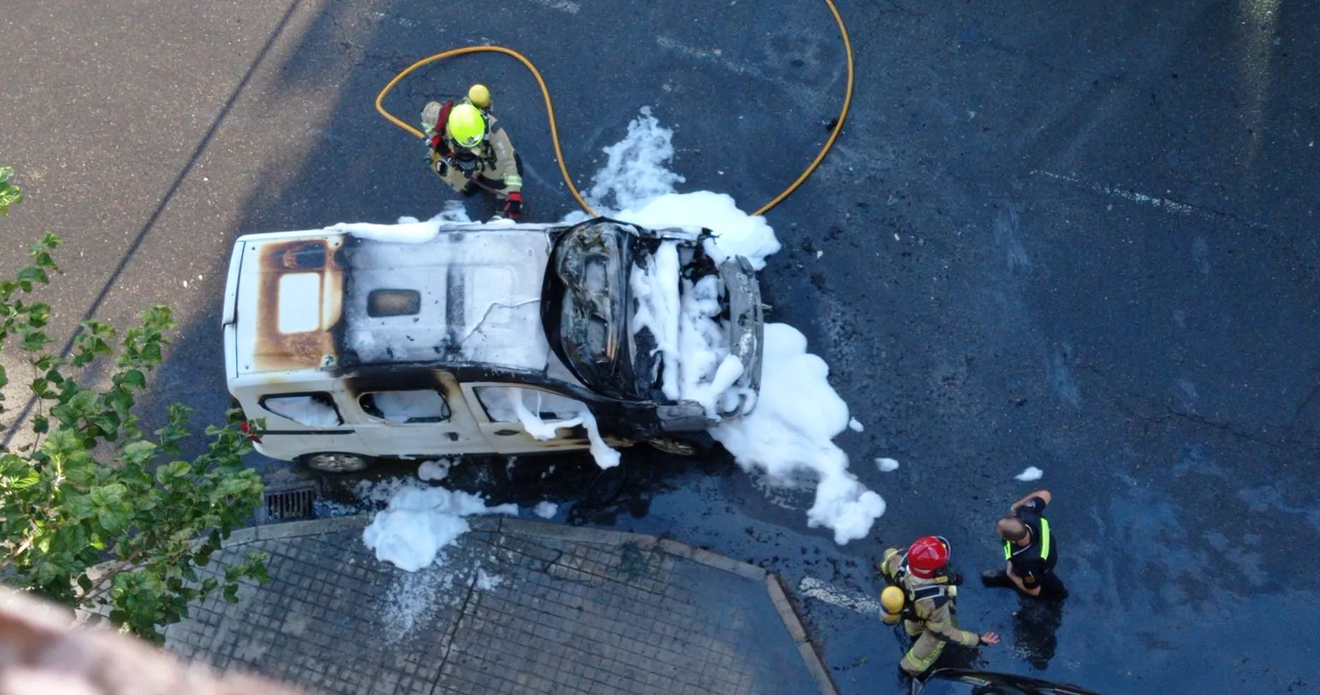 Los Bomberos de Huesca sofocan el incendio de una furgoneta tras varias explosiones.