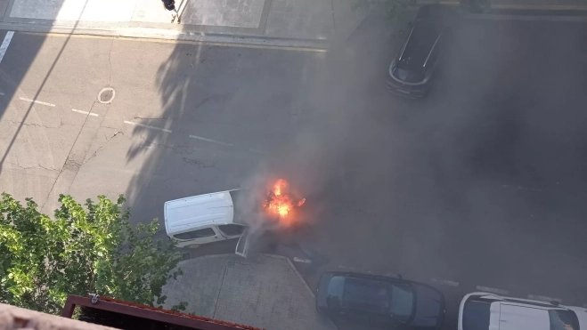 Imagen del inicio del fuego en una furgoneta aparcada en la calle León Abadías. Imagen del inicio del fuego en una furgoneta aparcada en la calle León Abadías.