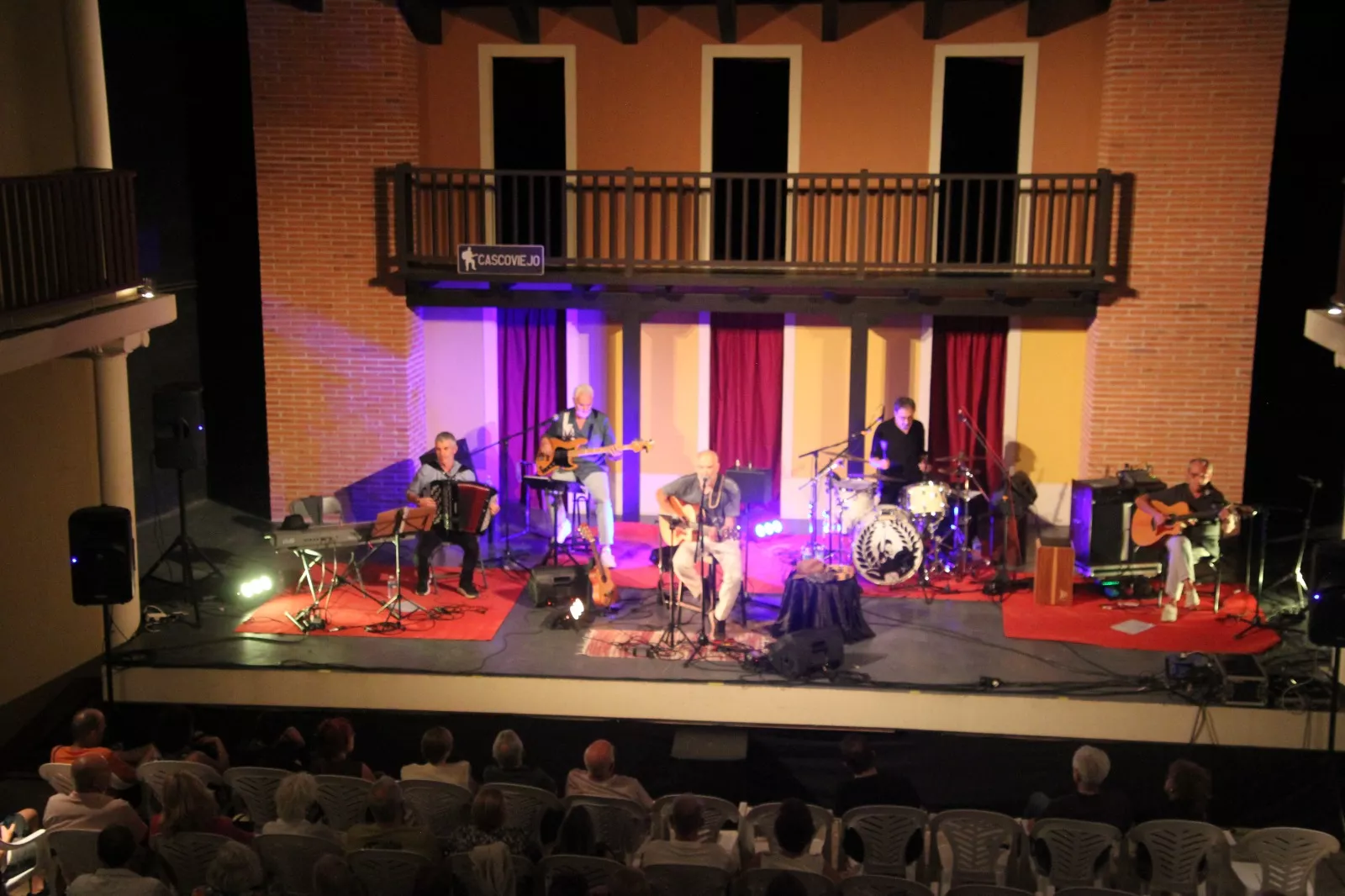 Actuación del grupo Cascoviejo en el Corral de Comedias de Robres. Foto Carlos Neofato