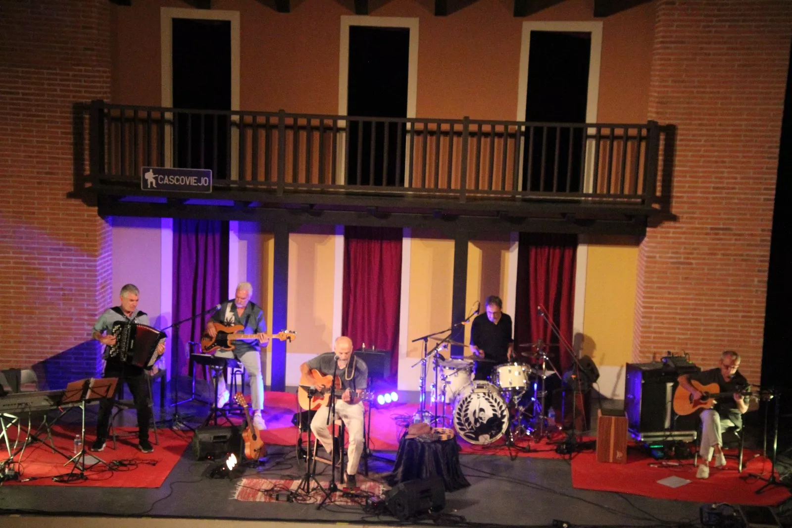 Actuación del grupo Cascoviejo en el Corral de Comedias de Robres. Foto Carlos Neofato