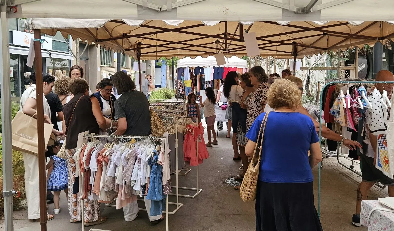 El comercio de Monzón cierra las rebajas de verano con una exitosa jornada de remates.