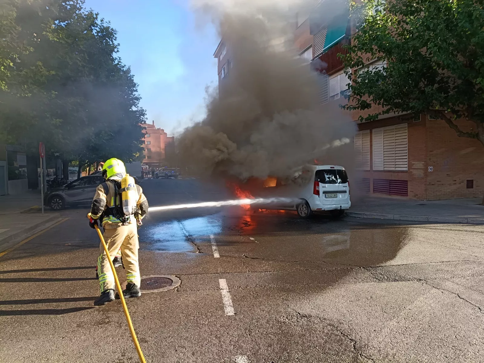 Los Bomberos de Huesca sofocan el incendio de una furgoneta tras varias explosiones.