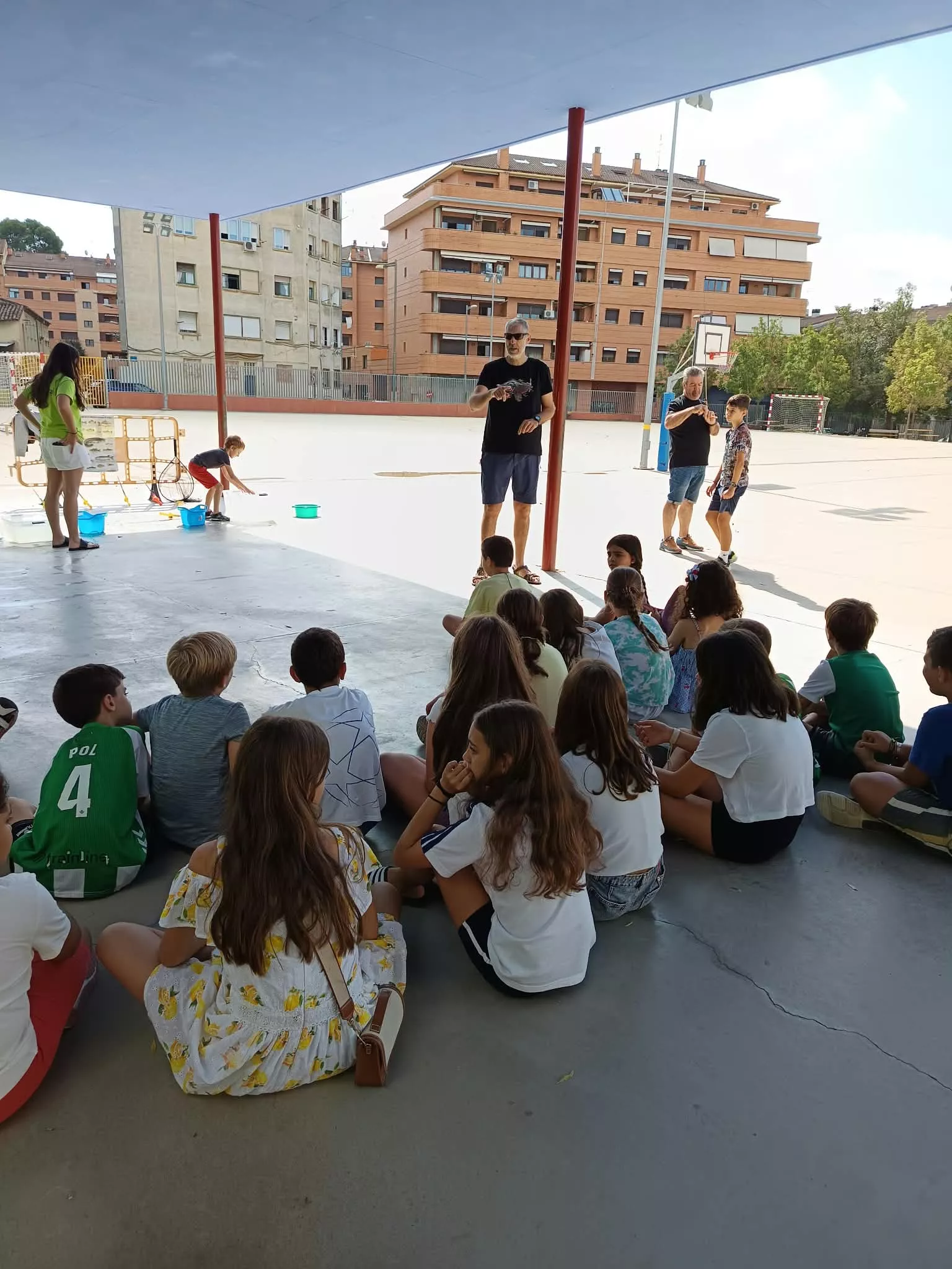 Asociación de Caza y Pesca Barbastrenses con escolares de la ludoteca