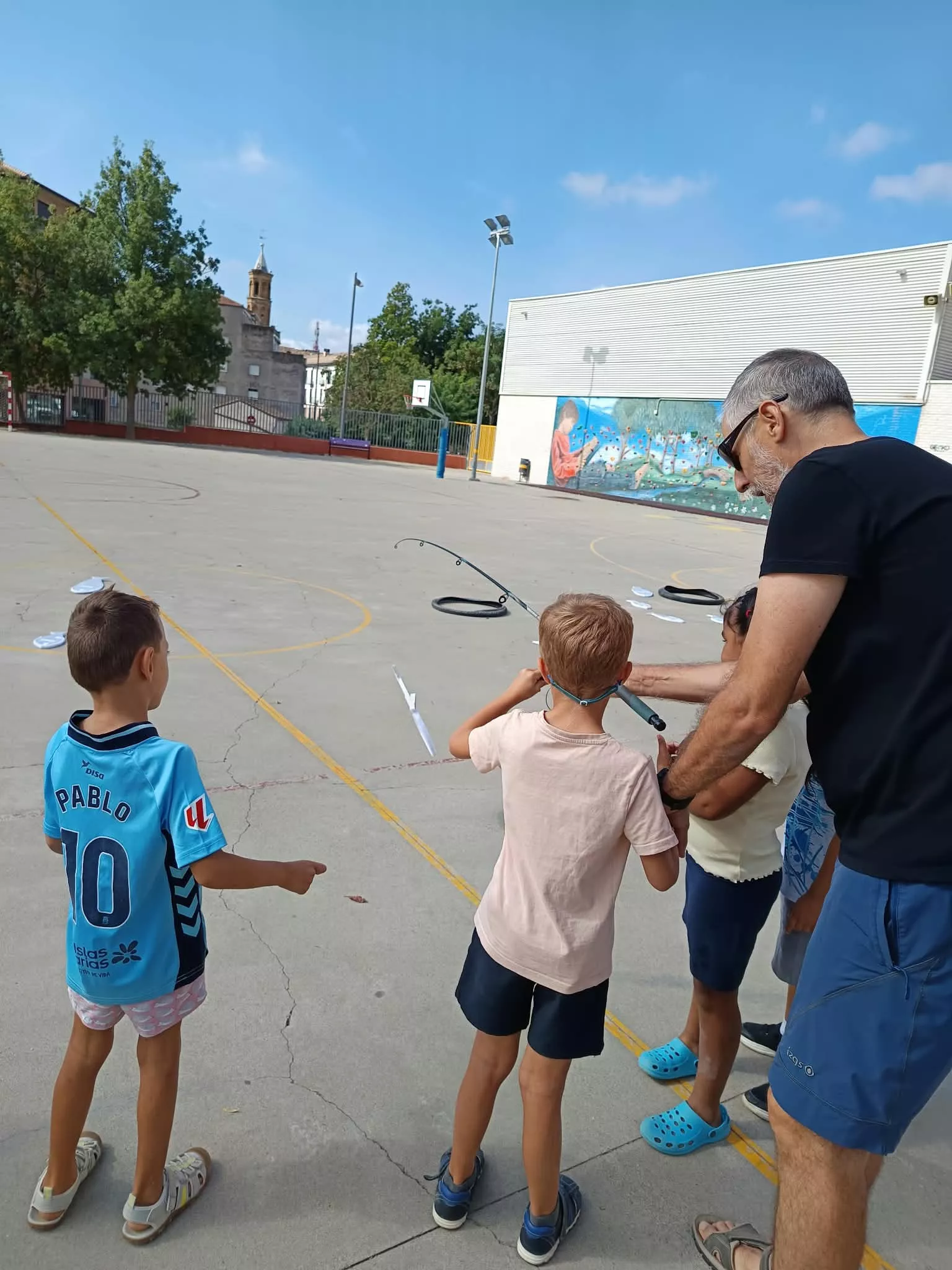 Asociación de Caza y Pesca Barbastrenses con escolares de la ludoteca