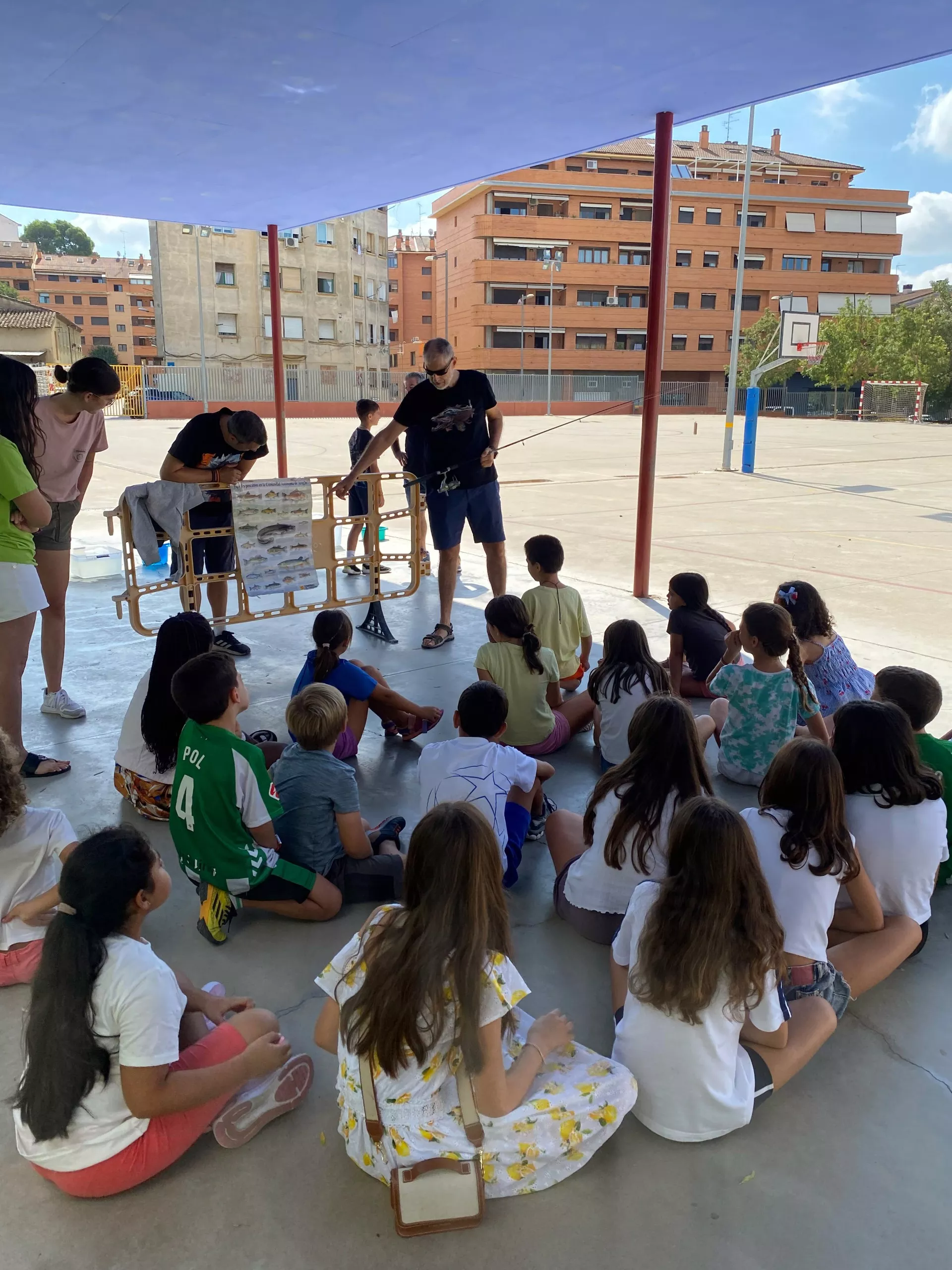 Asociación de Caza y Pesca Barbastrenses con escolares de la ludoteca