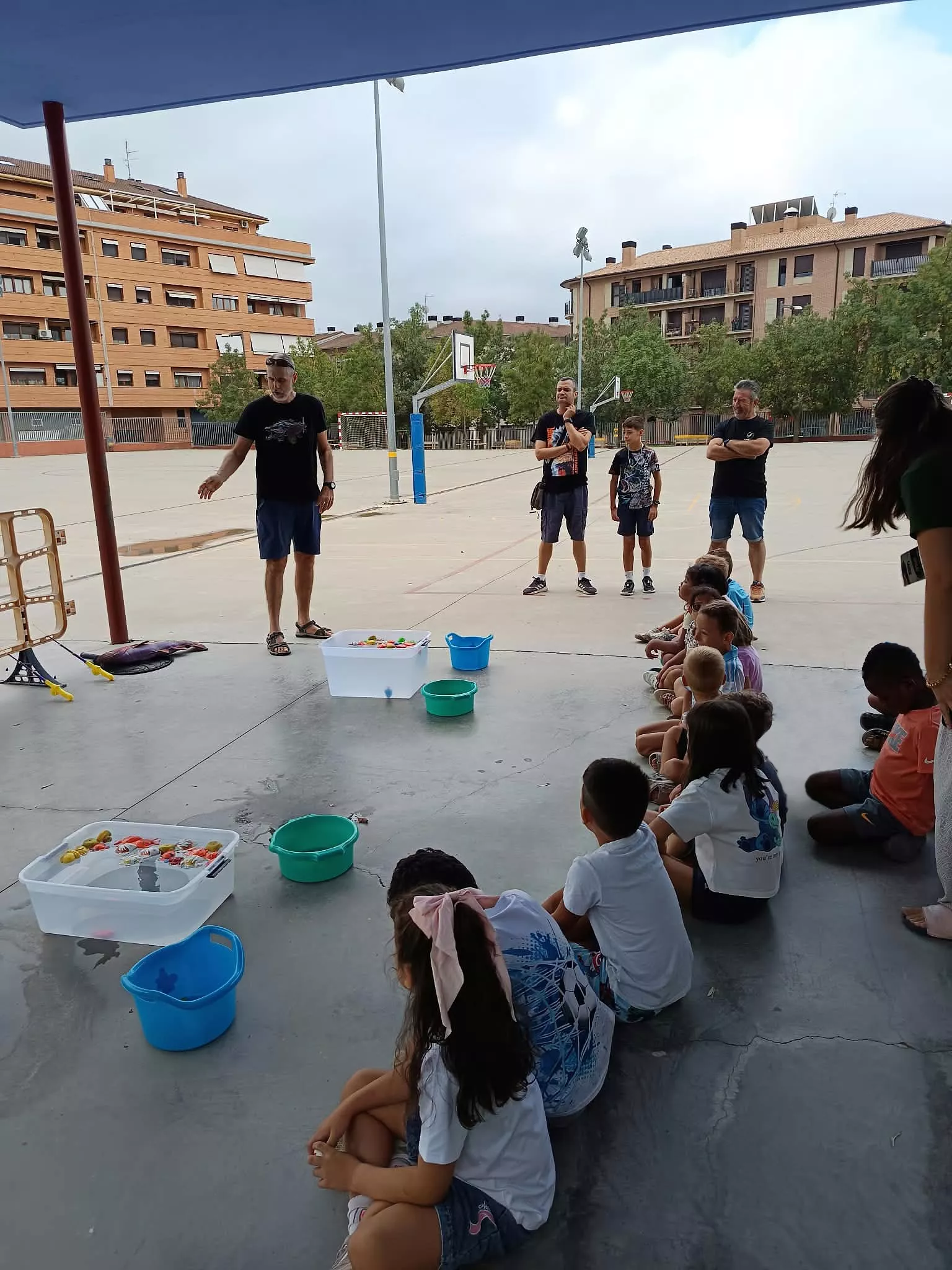 Asociación de Caza y Pesca Barbastrenses con escolares de la ludoteca
