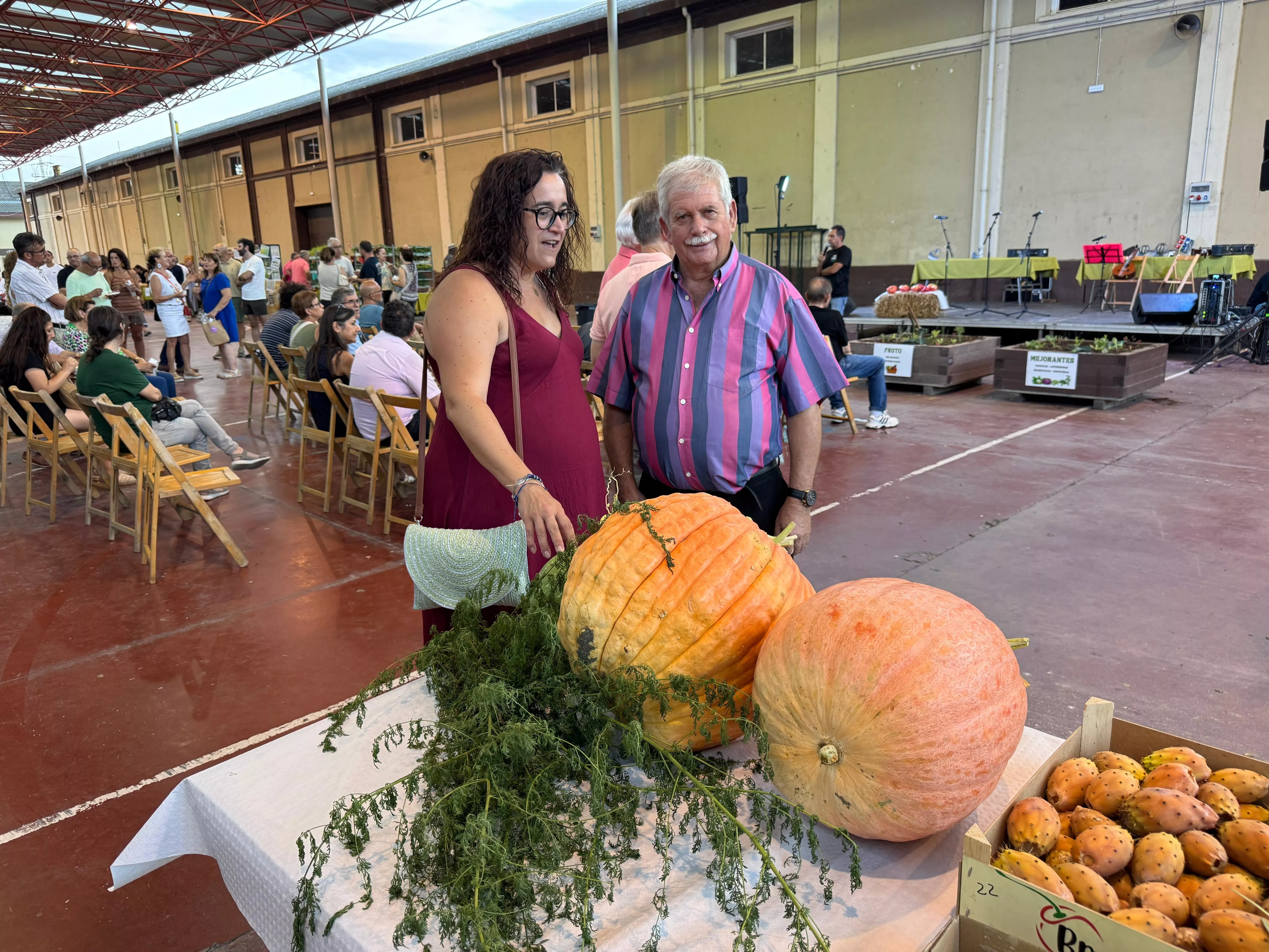 La alcaldesa de Binéfar, con dos calabazas enormes