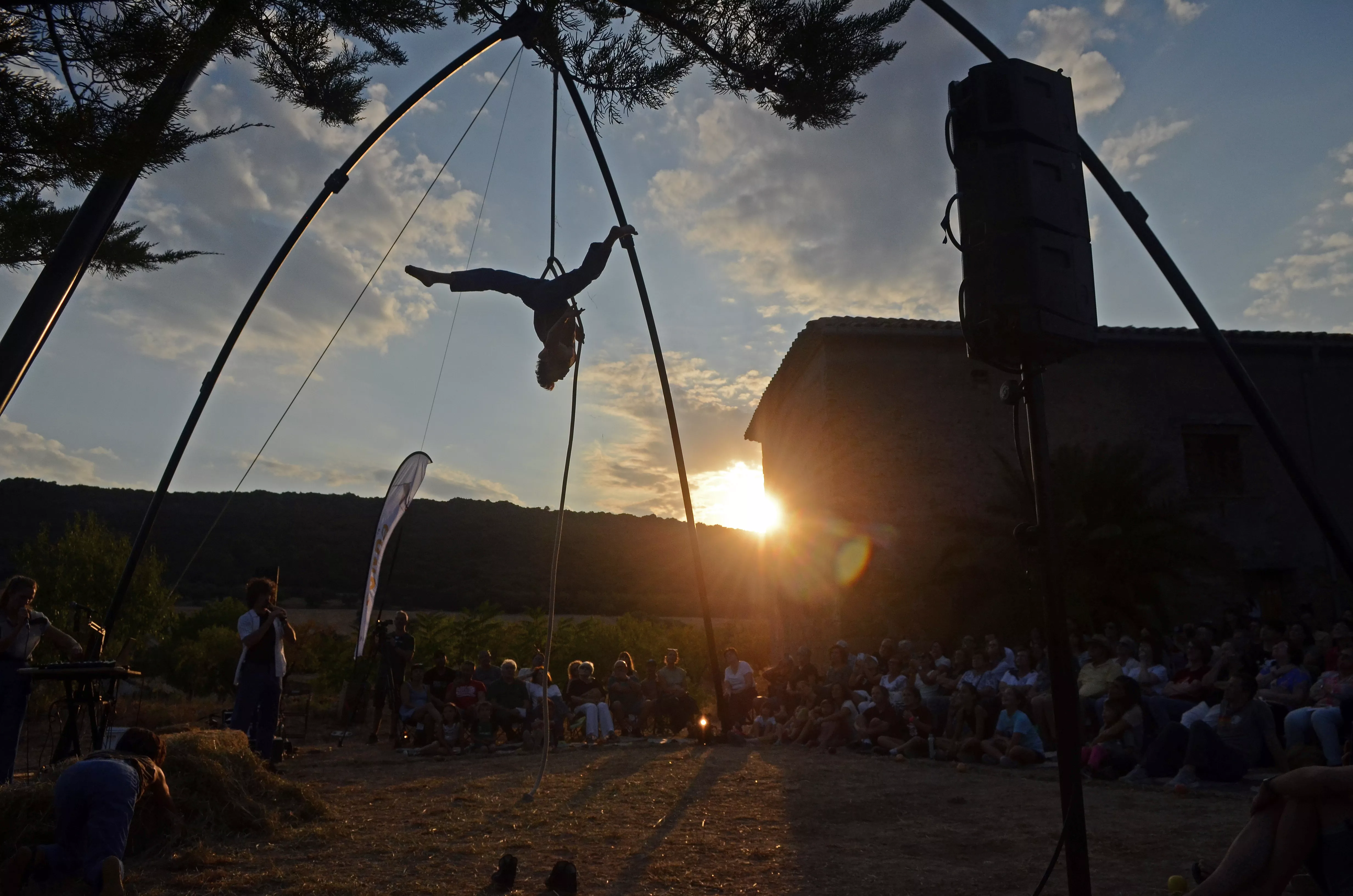 Acrobacias en torno al concepto de la manzana en Calasanz con Kankarro
