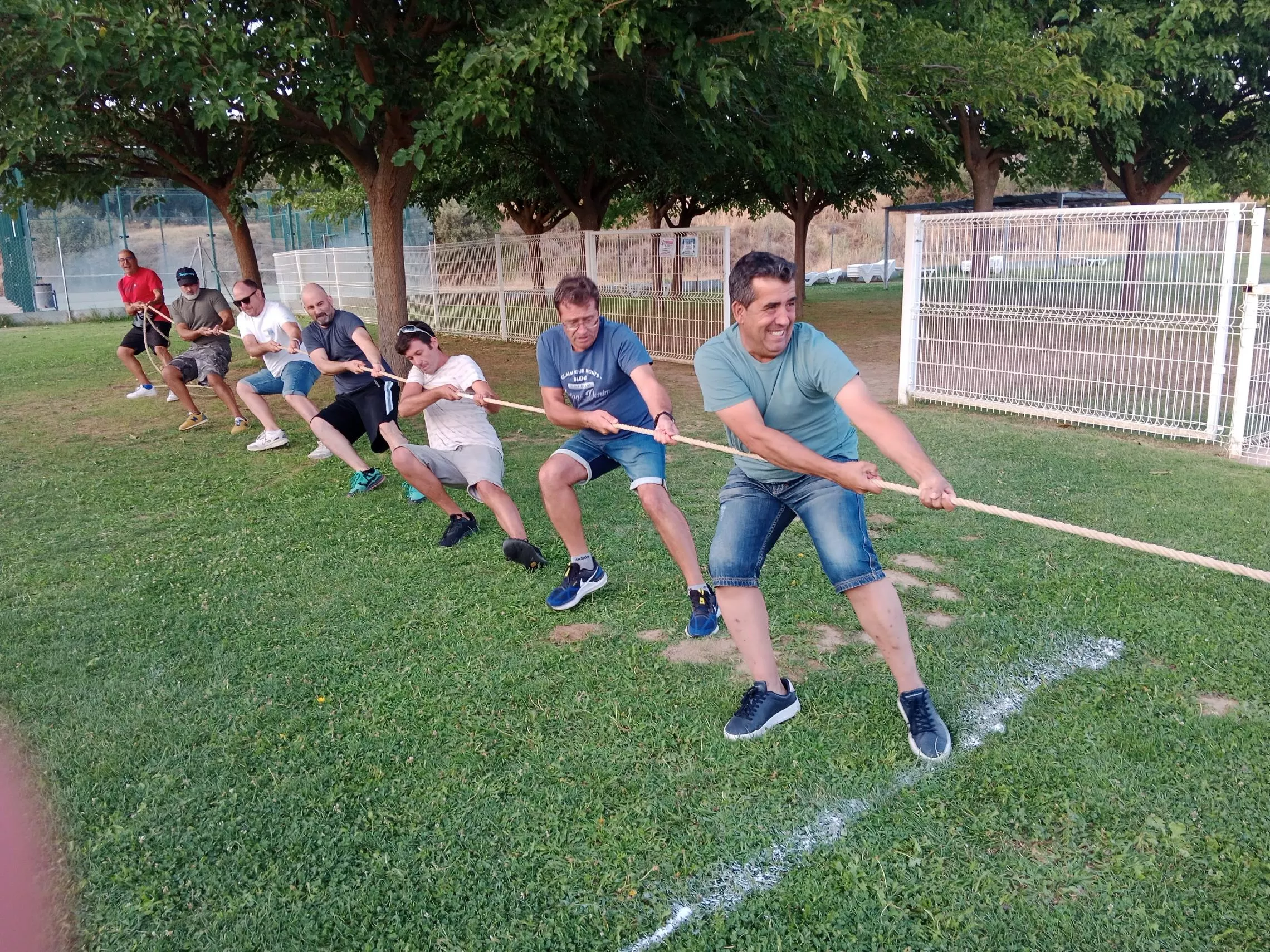 Juegos tradicionales en Tierz, tiro de soga.
