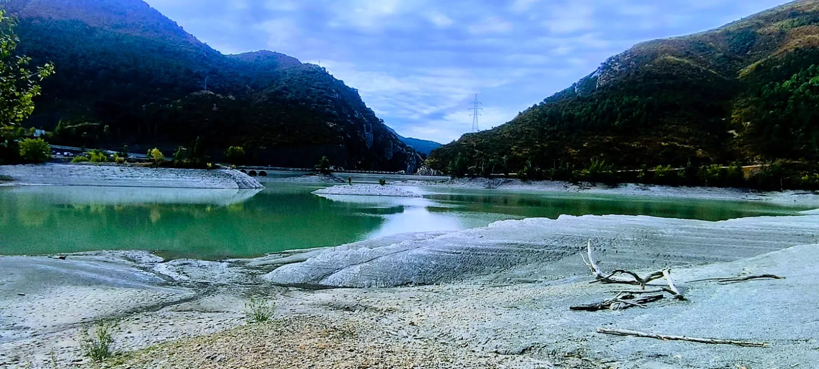 El embalse de Arguis, esta mañana. Foto Joaquín Santafé