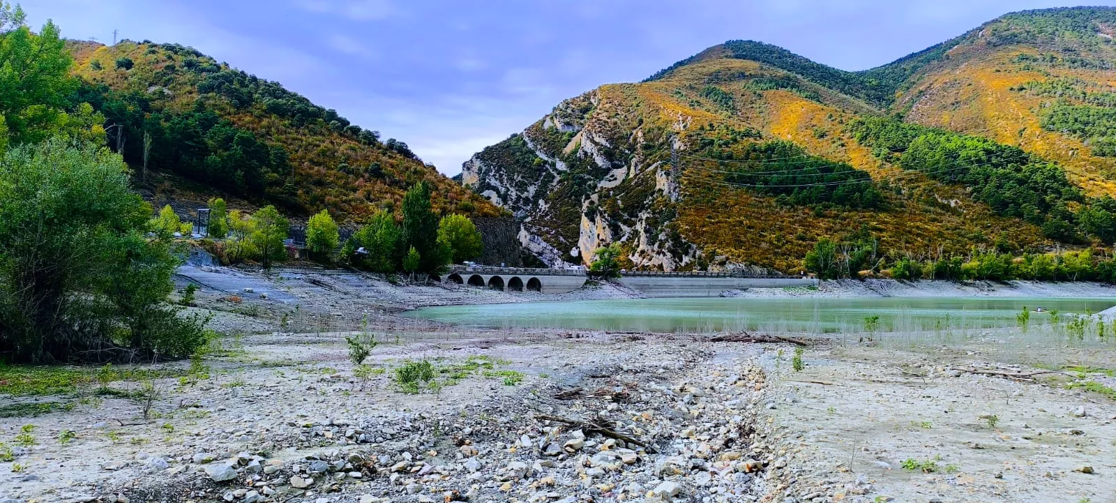 Embalse de Arguis prácticamente vacío de agua. Foto Joaquín Santafé