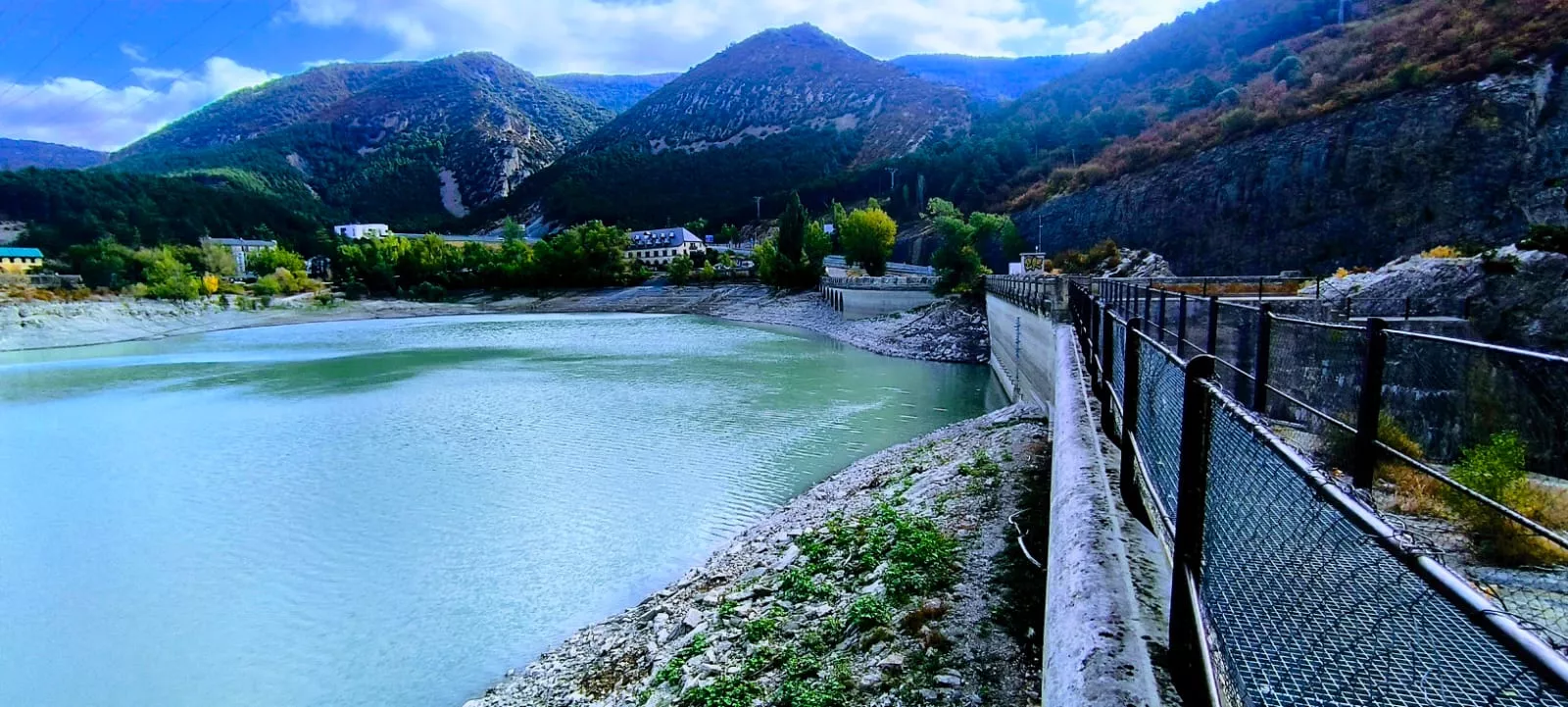 Embalse de Arguis prácticamente vacío de agua. Foto Joaquín Santafé