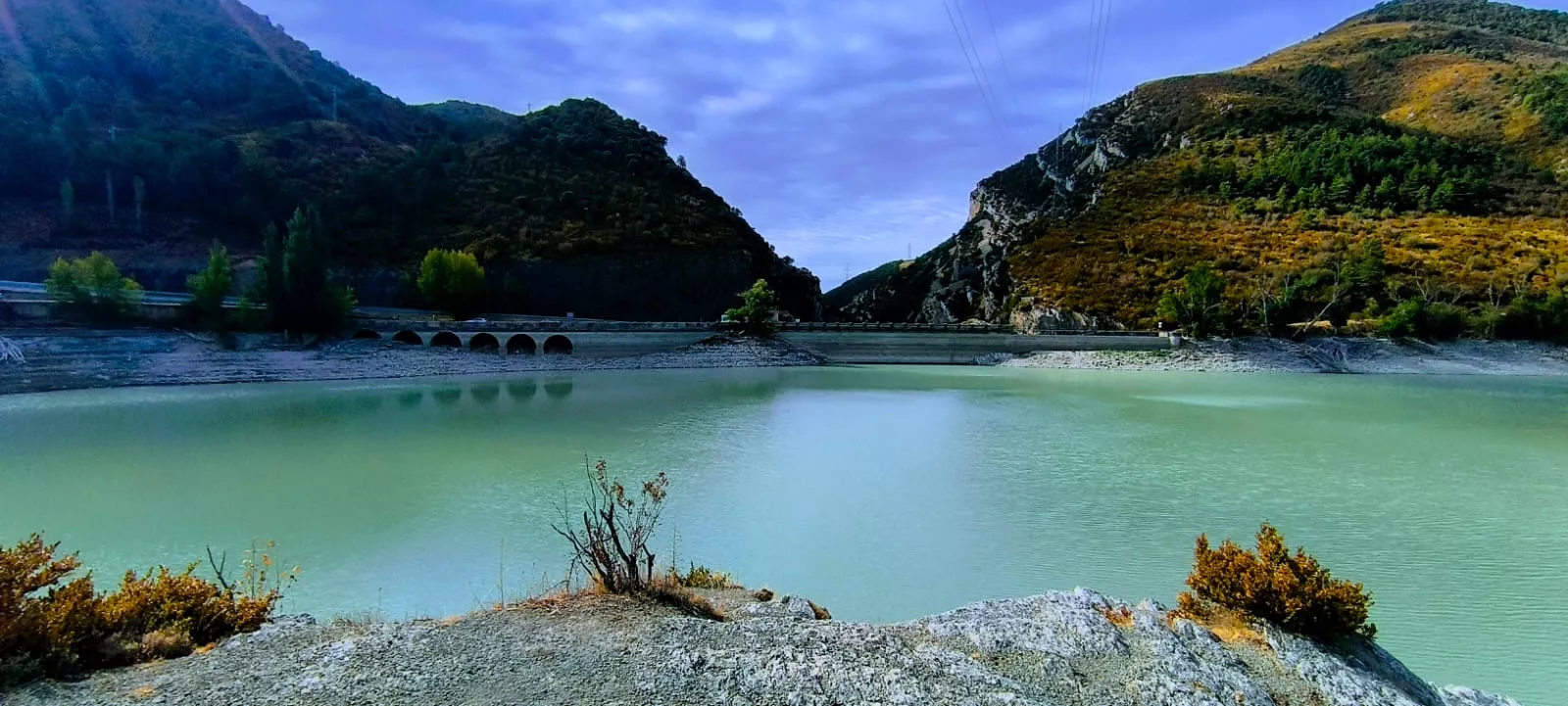 Embalse de Arguis prácticamente vacío de agua. Foto Joaquín Santafé