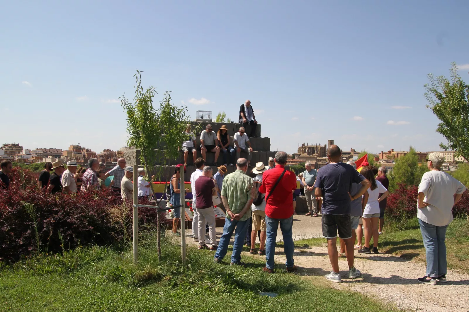 Homenaje y ofrenda floral del Círculo Republicano de Huesca a las personas asesinadas hace noventa años. Foro Carlos Neofato