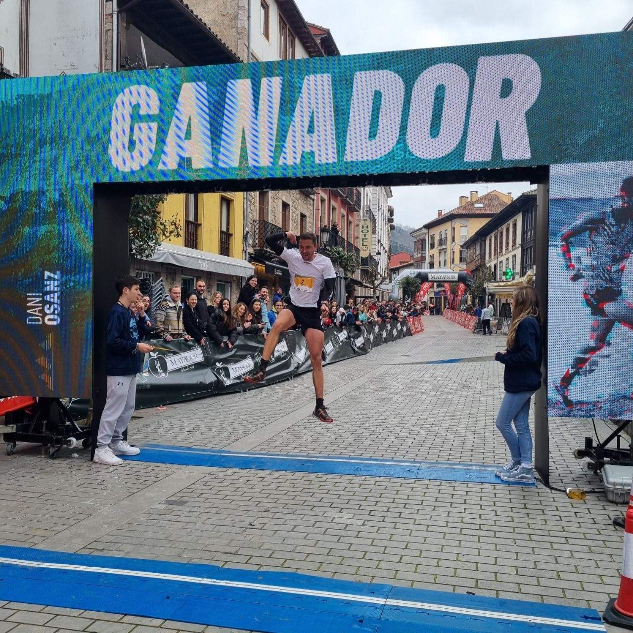 La feliz llegada a meta de Dani Osanz como ganador. Foto Kangas Mountain