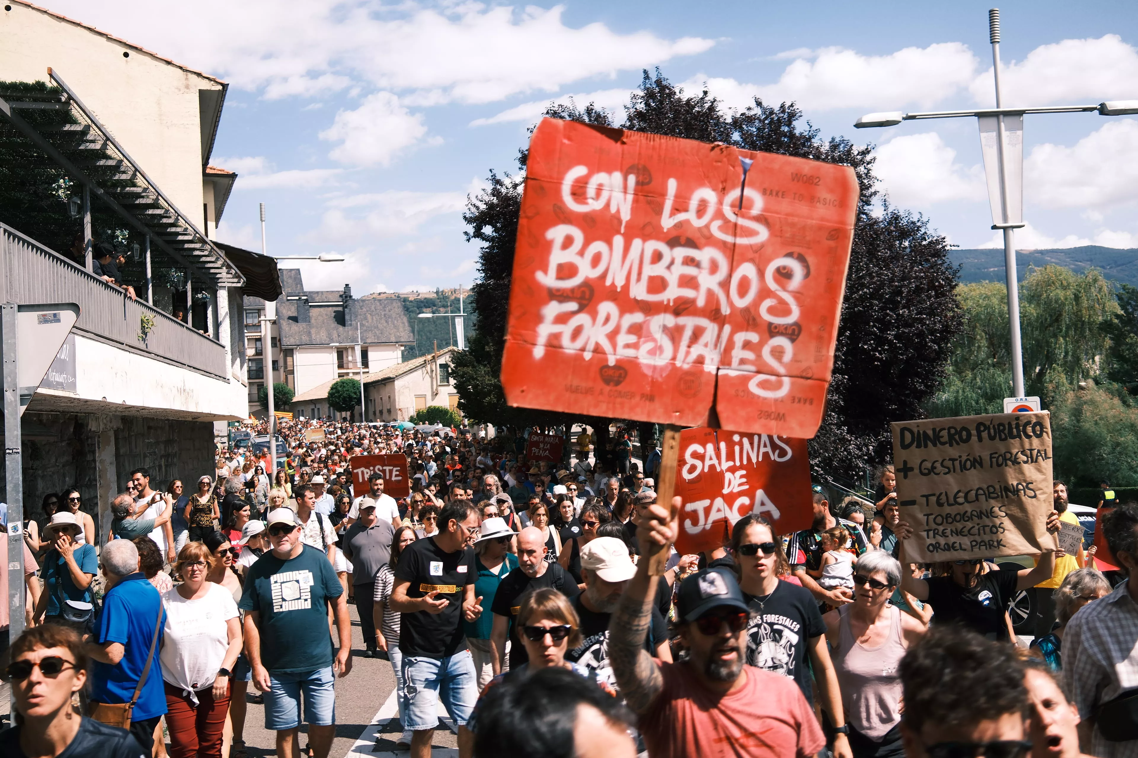 Miles de personas reclaman en Jaca un cambio en la gestión forestal tras el incendio de Las Peñas de Riglos.
