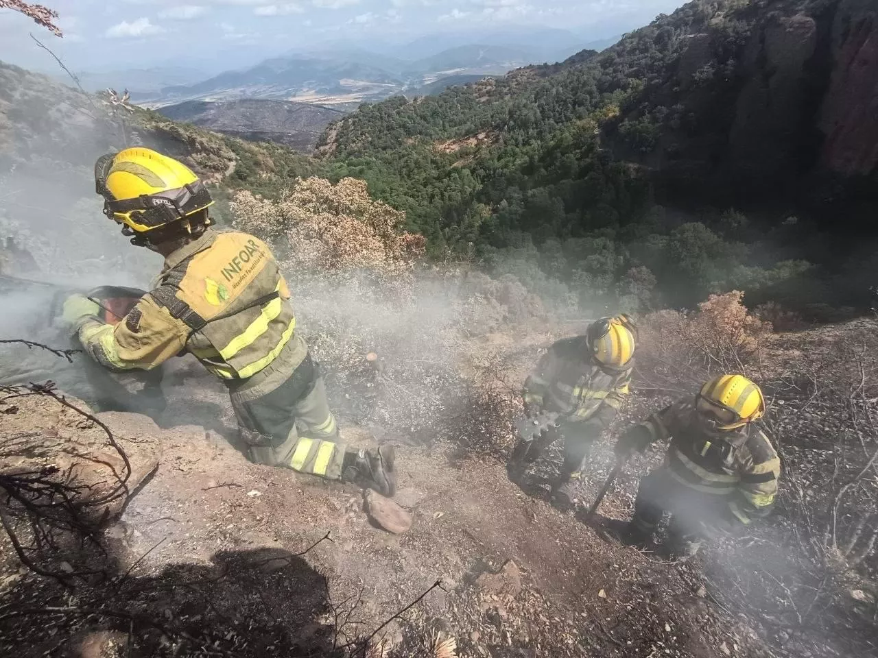 Continúan las labores de extinción del incendio de Las Peñas de Riglos.