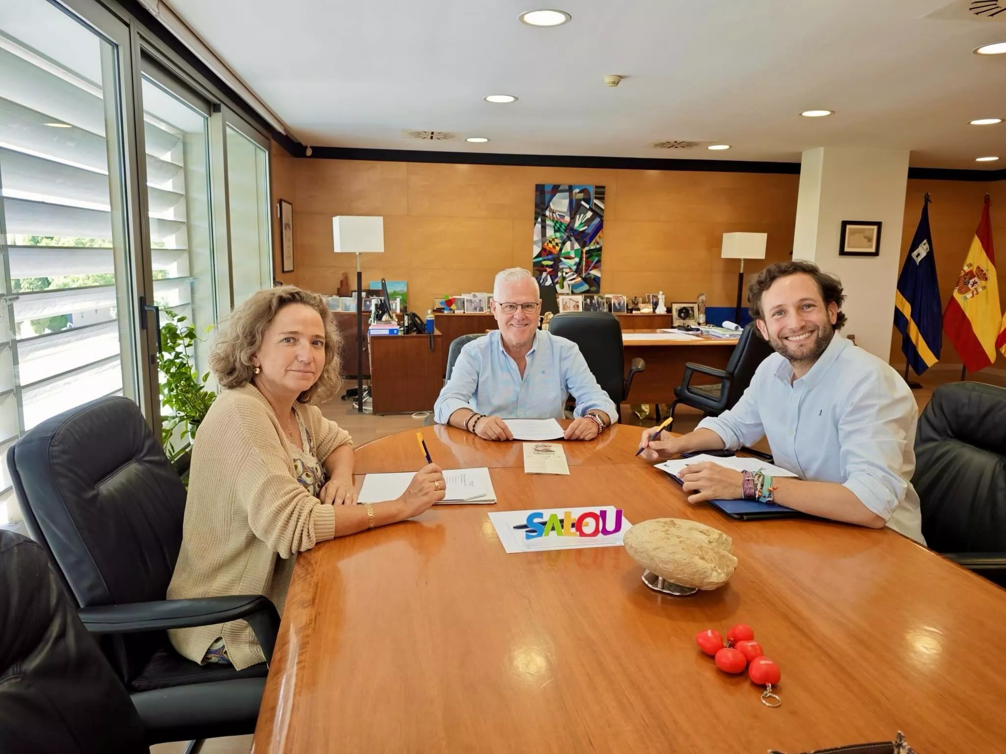 Isaac Claver y Marta Montaner junto al alcalde de Salou, Pere Granados