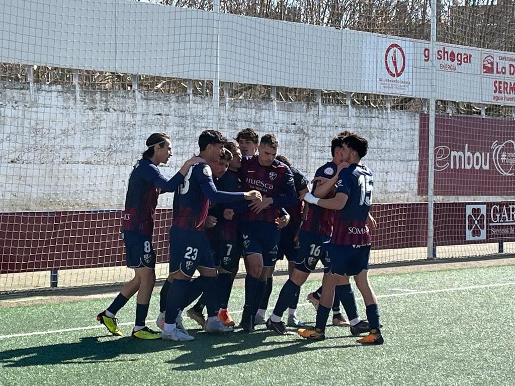 Los jugadores del Huesca B celebran el tanto de Ayman ante el Cariñena. Foto: Adrián Mora