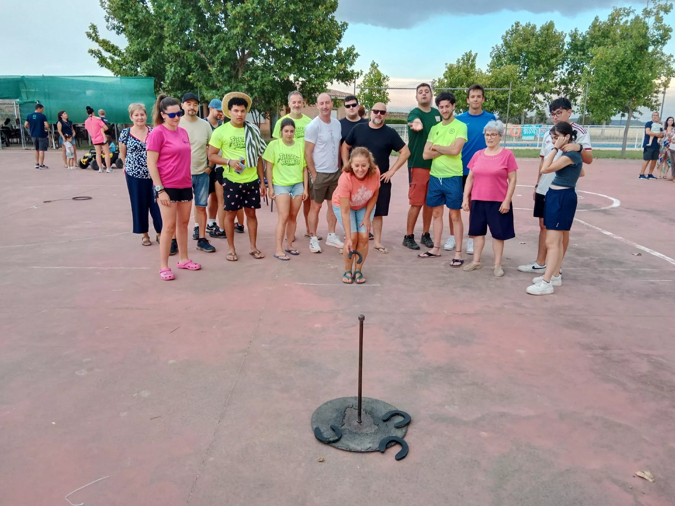 Juegos tradicionales en Arbanies, herraduras.
