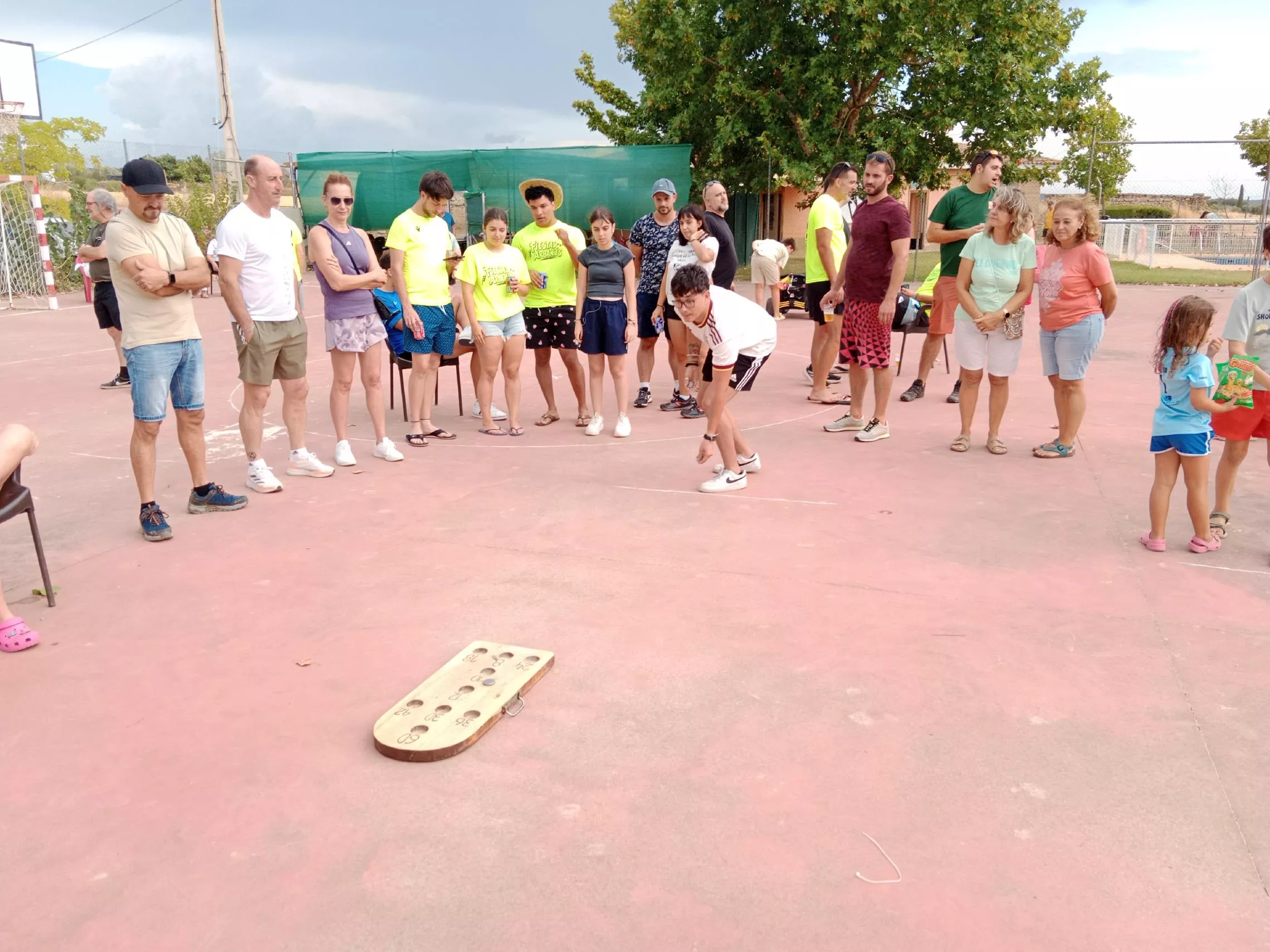 Juegos tradicionales en Arbanies, hoyetes.