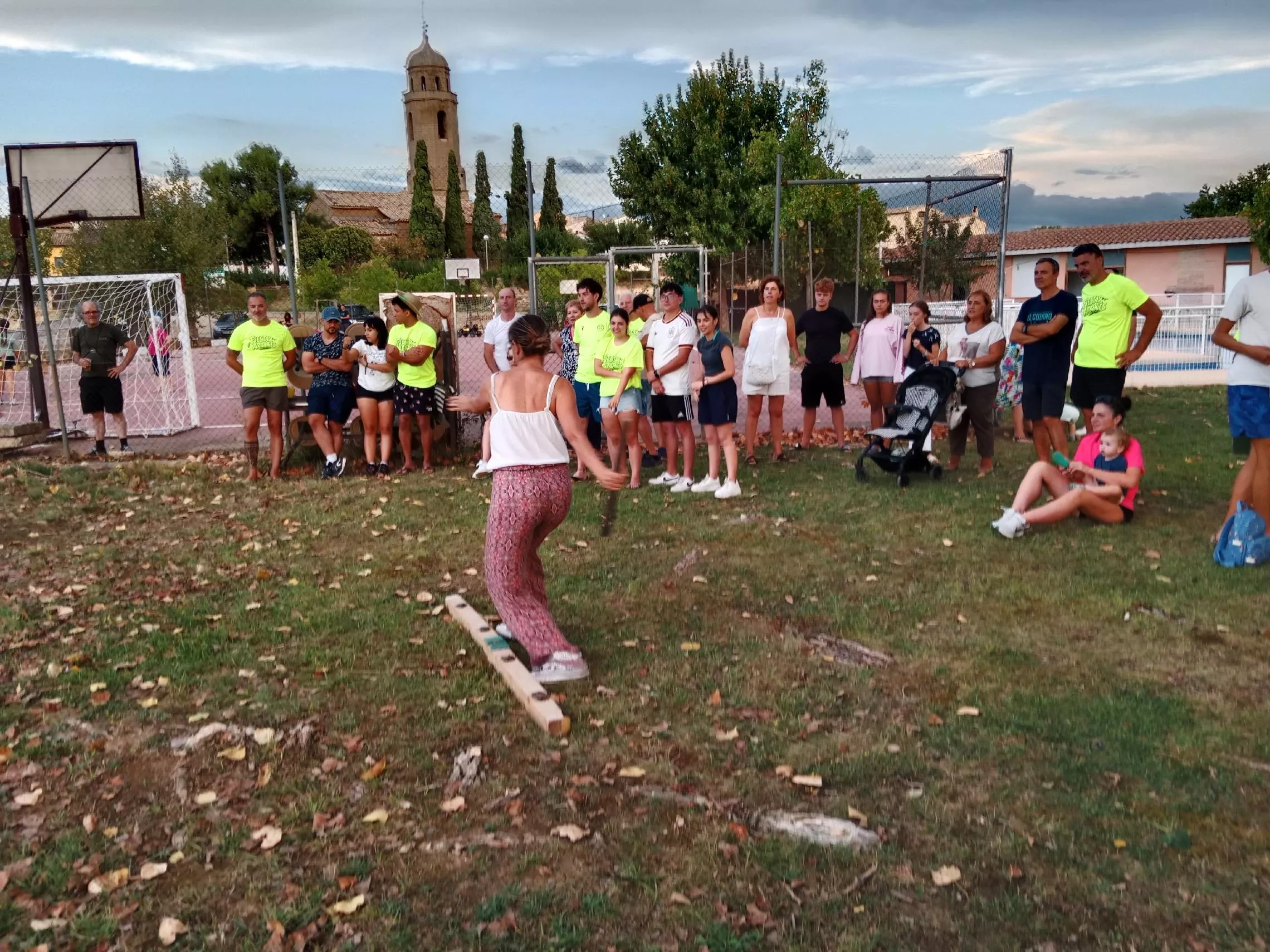 Juegos tradicionales en Arbanies, tiro de barra, senior femenina