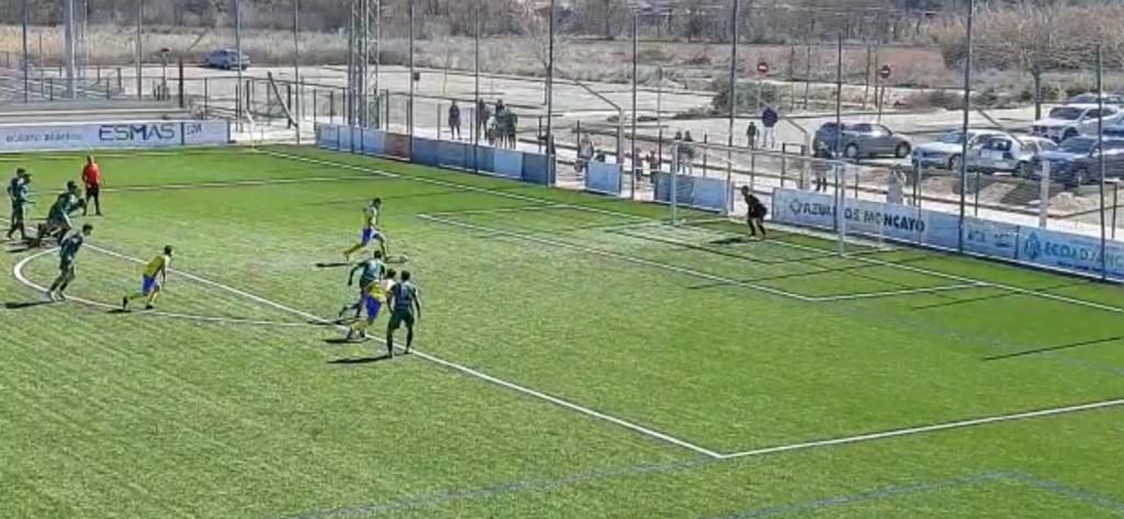 Momento del fallo del penalti de Ainoza, jugador del Almudévar. 
