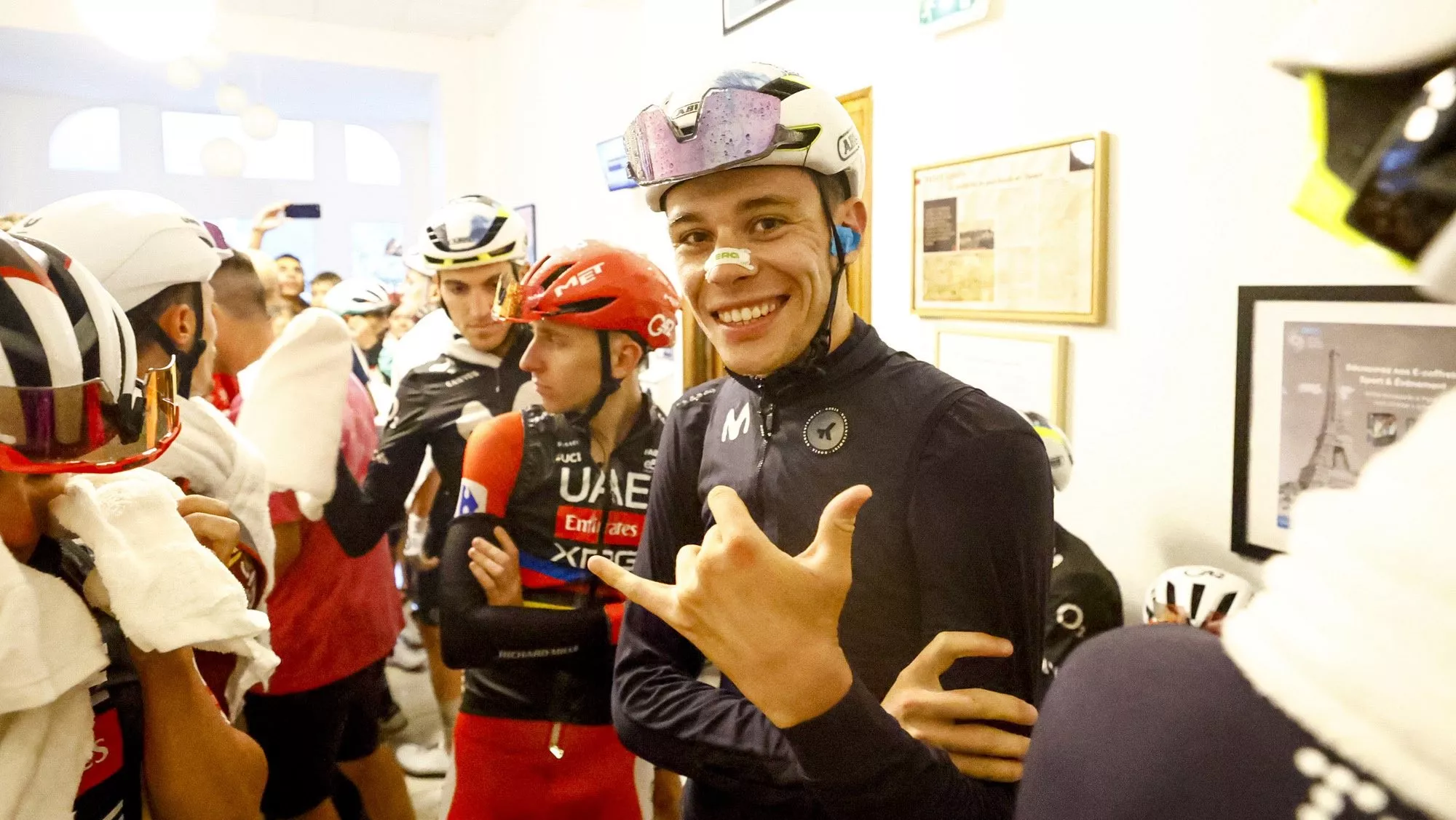 Romeo, sonriente en el hall de un hotel donde se han refugiado los corredores. Foto: Movistar Team