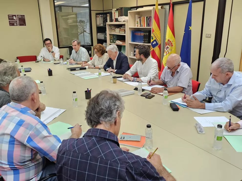Reunión del consejero Octavio López, el presidente de la DPH Isaac Claver, alcaldes y agentes turísticos sobre las obras en la A 132