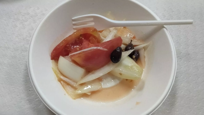 Apañijo de cebollón de Torres de Alcanadre con tomate y olivas neras Apañijo de cebollón de Torres de Alcanadre con tomate y olivas neras