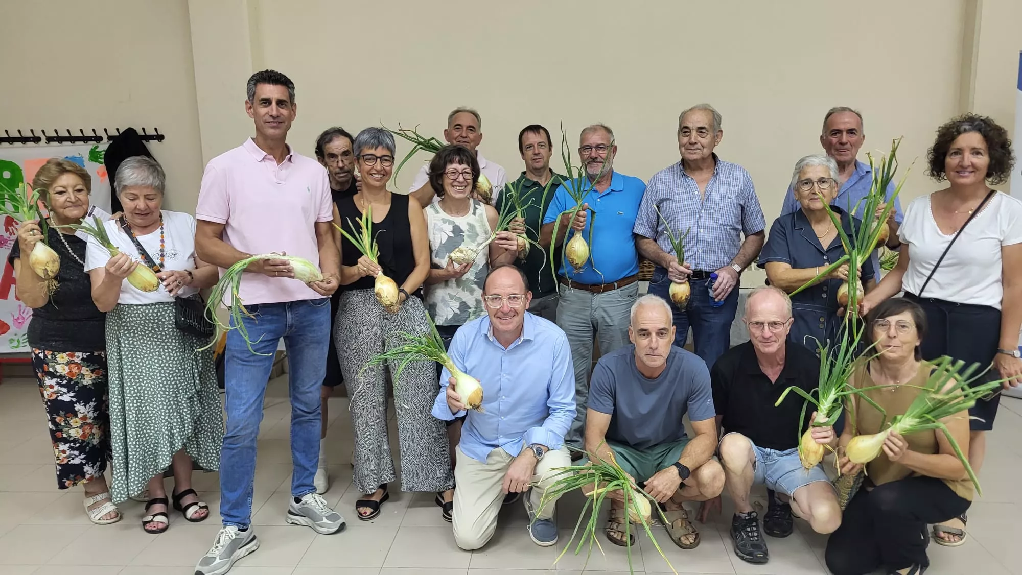 Foto de familia de los participantes en la jornada del Cebollón de Torres de Alcanadre