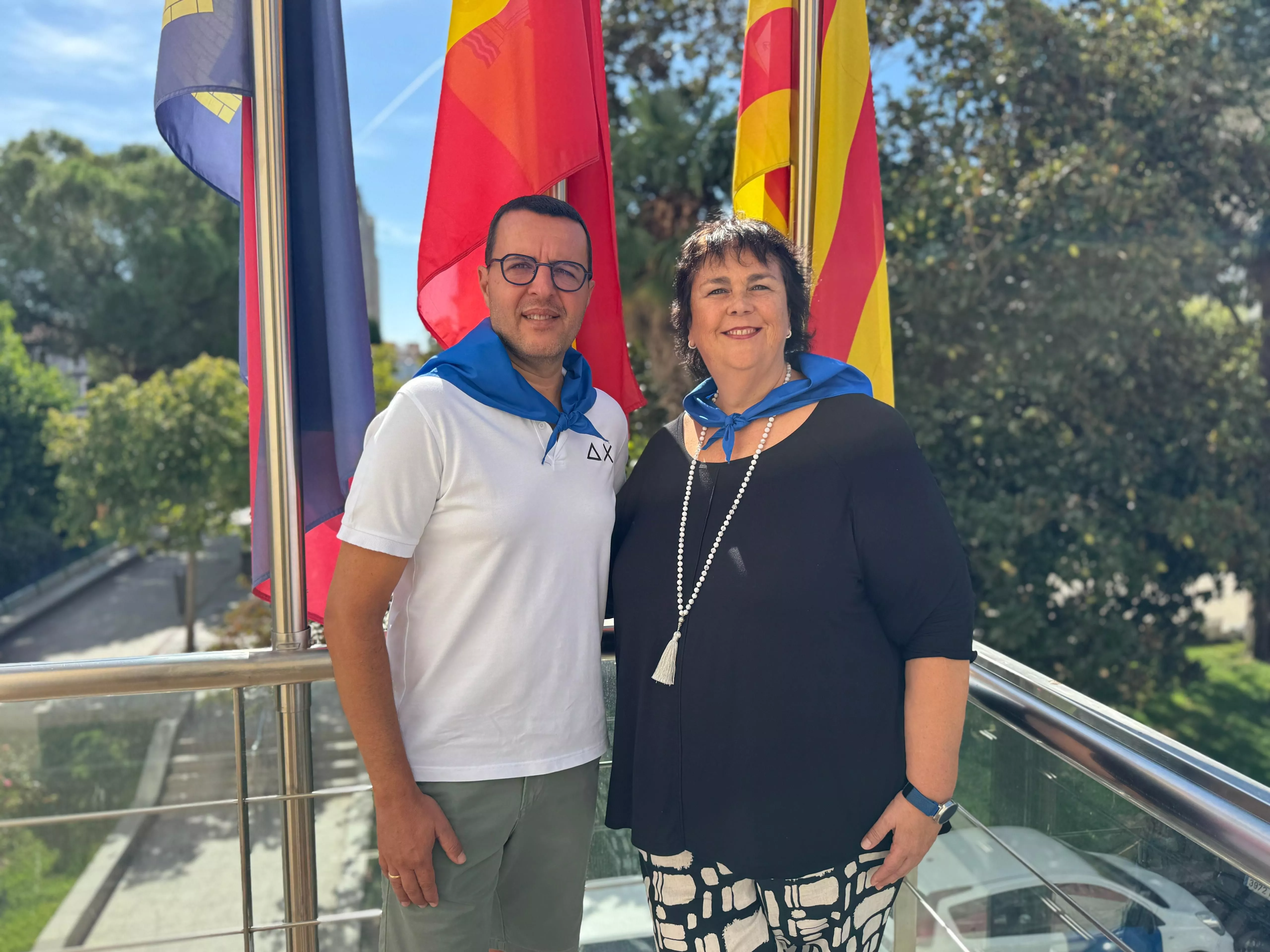César Pardos y Cristina Gallart en el balcón del Ayuntamiento tras anunciar que Fribin será pregonera de las fiestas de Binéfar
