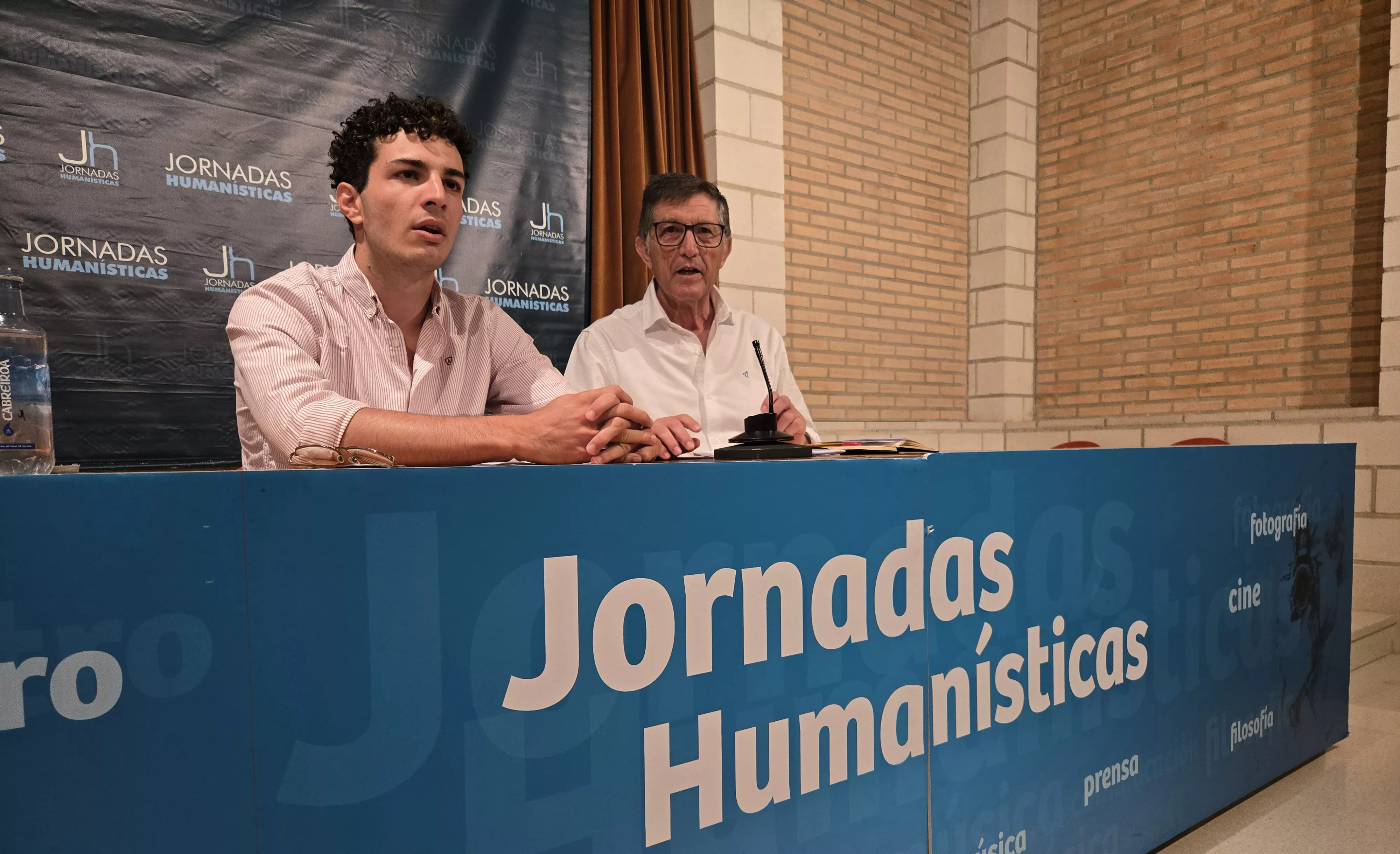 Marcos Fernández, quien pronunció la conferencia inicial, junto a Paco de Andrés, organizador de las Jornadas.